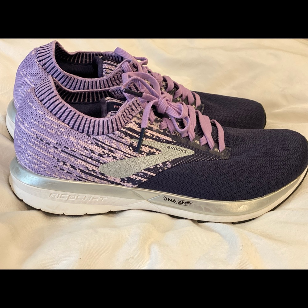 New without tags or box, navy & lavender Brooks Ricochet!